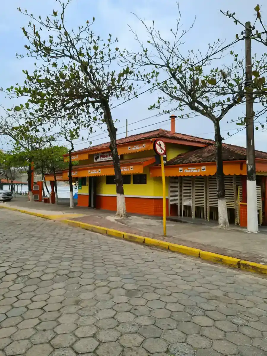 Restaurante de esquina em Ubatuba, fotografado para o acervo da Derencius