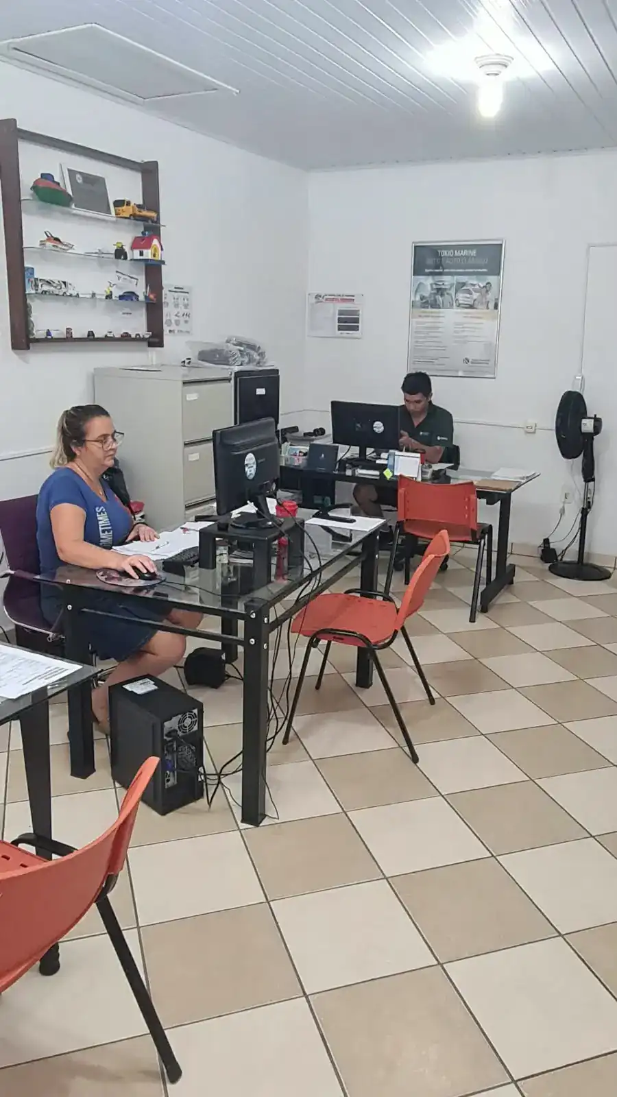 Equipe da Derencius trabalhando no escritório, com mesas de atendimento e computadores