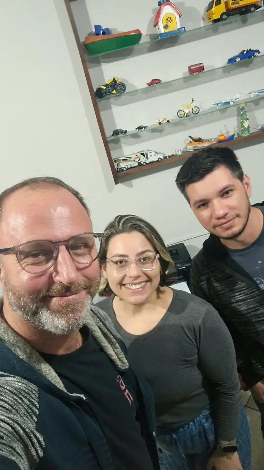 Vitor com integrantes da equipe no escritório da Derencius