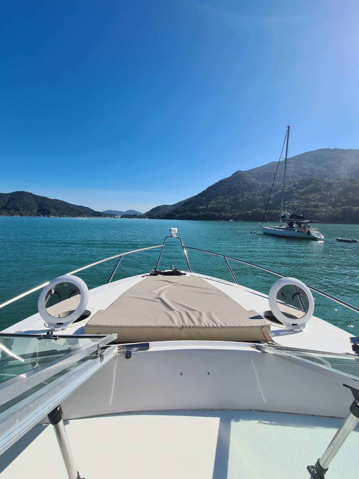 Barco de lazer em Ubatuba, exemplo de patrimonio nautico que exige analise de uso e guarda