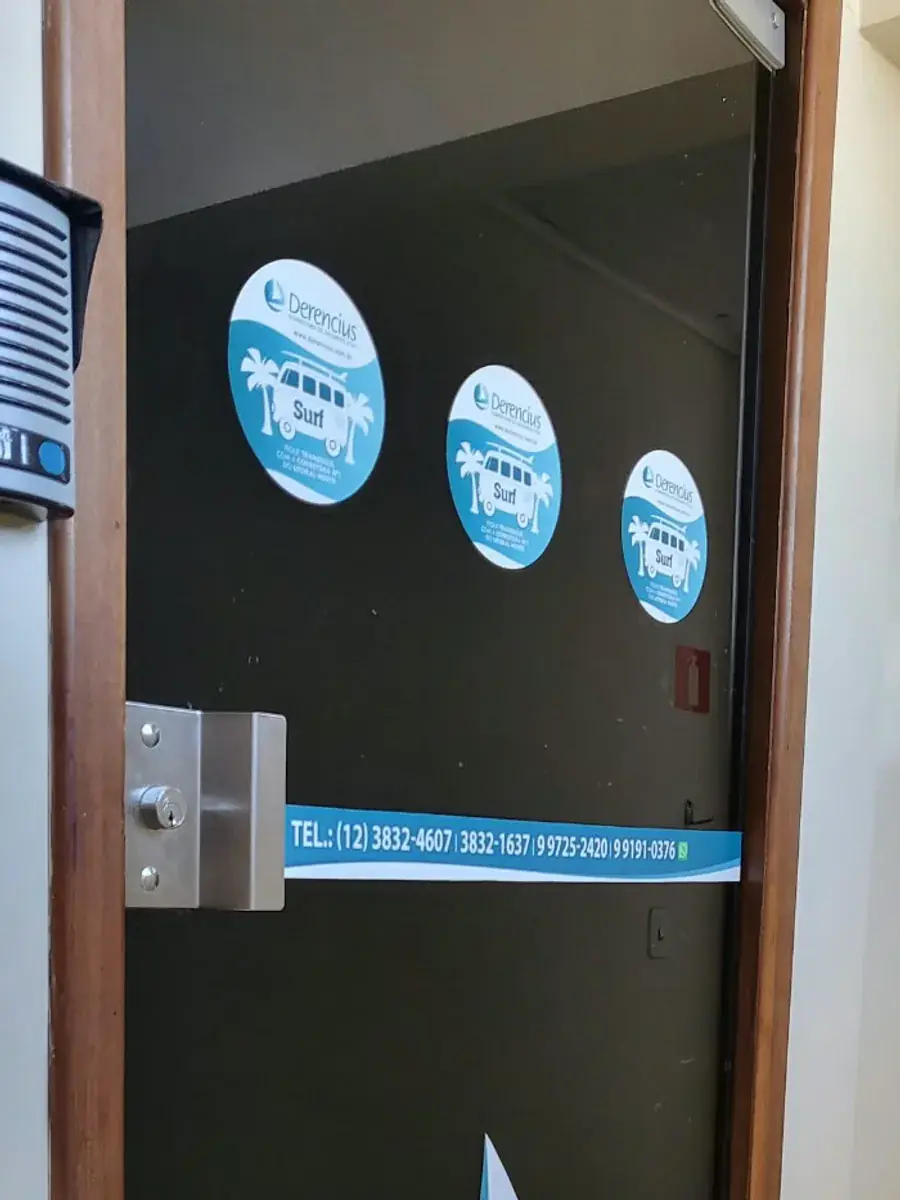 Porta da Derencius com a identidade visual da empresa